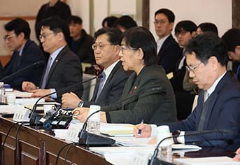 국민연금, 급성장 기금 ‘시장 충격’ 우려 해소…해외주식 줄여 국내 안정 잡는다