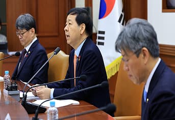 글로벌 경제 위협 넘어 미래 성장 주도권 확보: 한국, 전방위적 대외 협력 강화하다