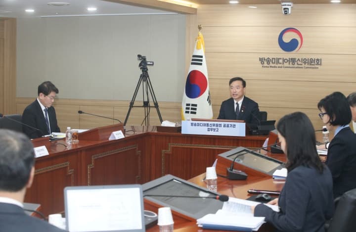 청소년 노리는 AI 챗봇 유해정보, 정부의 강력한 보호망 구축으로 안심