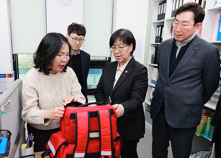 거동 불편 어르신, 이제 집에서 전문 의료 받는다
