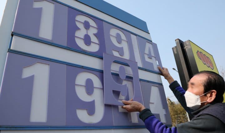 고유가 비상등 켜진 세계 경제, IEA 비축유 공동 방출로 돌파구 찾는다