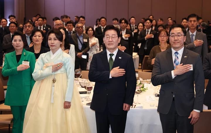 이 대통령 브라질 동포에 감사패…한인 이민 63년 역사 조명