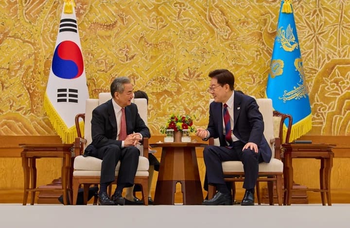 이 대통령 왕이 접견…한중관계 전면 복원 성과 평가