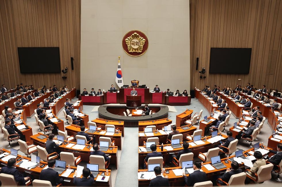 김민석 국무총리, 예산결산특별위원회 전체 회의 출석… 인사말과 회의 참관