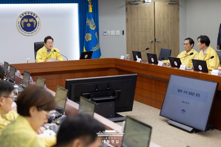 이재명 대통령, 수석·보좌관 회의 주재…국정 운영 현안 점검