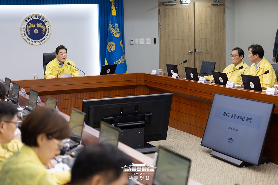 이재명 대통령, 수석·보좌관 회의 주재…국정 운영 현안 점검