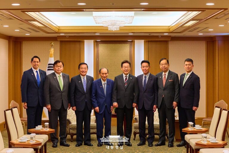 이재명 대통령, 스가 요시히데 전 총리 등 일본 의원단과 기념촬영… 한일 관계 교류 강화 시사