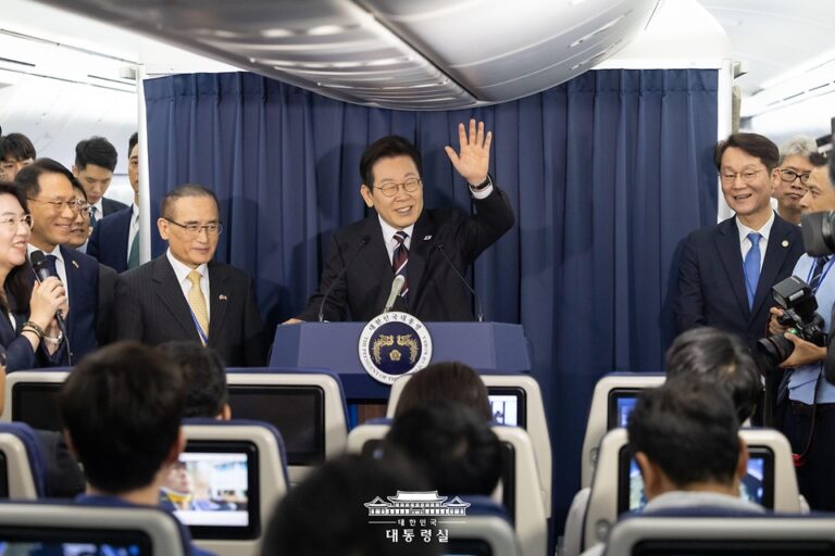 이재명 대통령, 한일정상회담 직후 공군1호기로 이동… 기내간담회 진행
