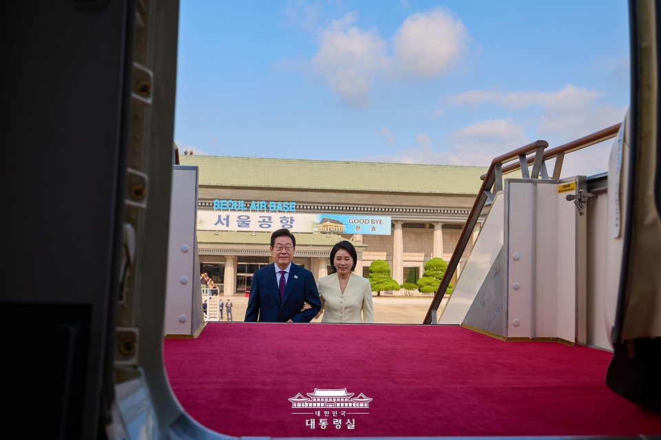 이재명 대통령, 김혜경 여사, AI 품은 미래 공원 '빛누리공원'으로 출국…성남 서울공항 출발