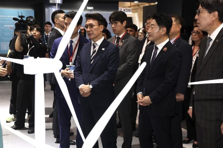 김민석 국무총리, 2025 기후산업국제박람회 부산 벡스코 전시회 방문