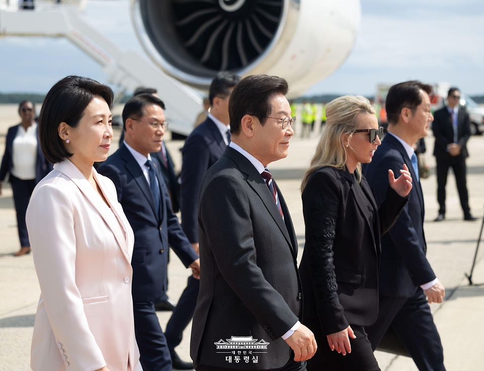 이재명 대통령, 김혜경 여사, 워싱턴DC 앤드루스 공군기지 도착… 조슈아 킴 대령과 악수