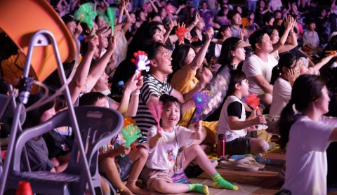 부산의 밤, 가족과 외국인 모두를 매료시키는 두 가지 과제