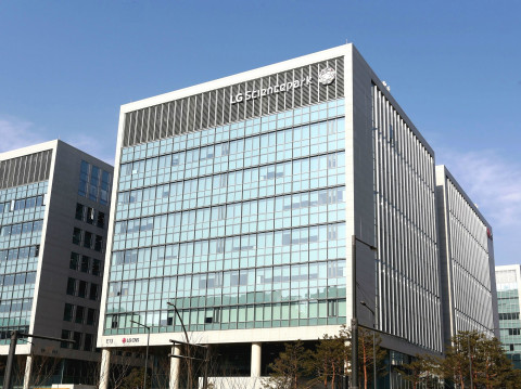 AX 인재 확보 어려움 속 LG CNS, 산학협력·신입채용 '투트랙'으로 돌파구 모색