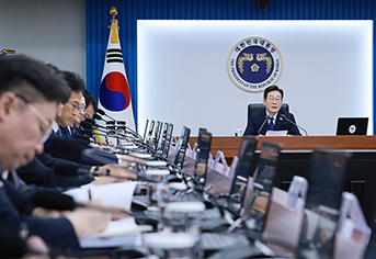 제조업의 미래, '따라가기' 전략을 넘어 '선도'로: 이재명 대통령, 산업정책 전면 재점검 지시