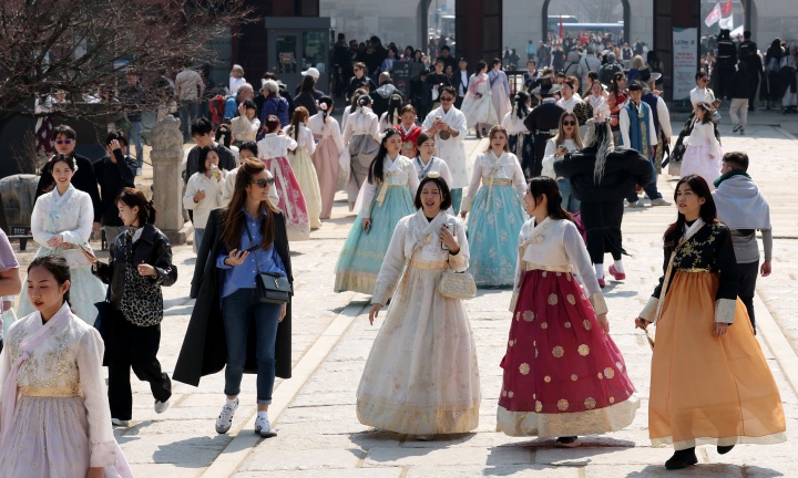 중국 단체관광객 한시적 무비자 허용, 침체된 내수 경기 회복의 열쇠 될까
