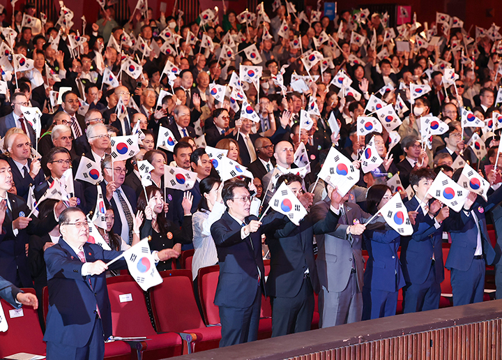 개천절 경축식, '우리의 빛 더 멀리 더 널리' 주제로 홍익인간 정신 기념