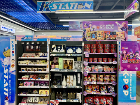 K-팝 팬덤, 간편식으로 국경 넘는 인기… GS25 ‘케데헌’ 상품, 외국인 관광객 사로잡는 이유는?