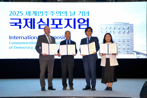 국제 심포지엄 통한 민주주의 증진 노력, 3개국 협력 강화로 과제 직면