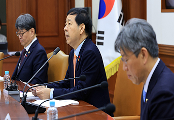 글로벌 경제 위협 넘어 미래 성장 주도권 확보: 한국, 전방위적 대외 협력 강화하다