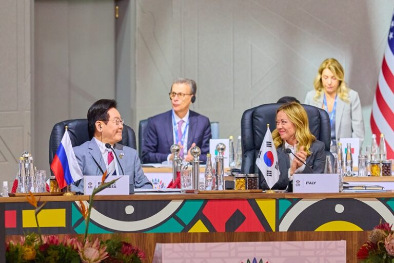 한이 정상회담, 불확실성 시대 구조적 해법 제시한다